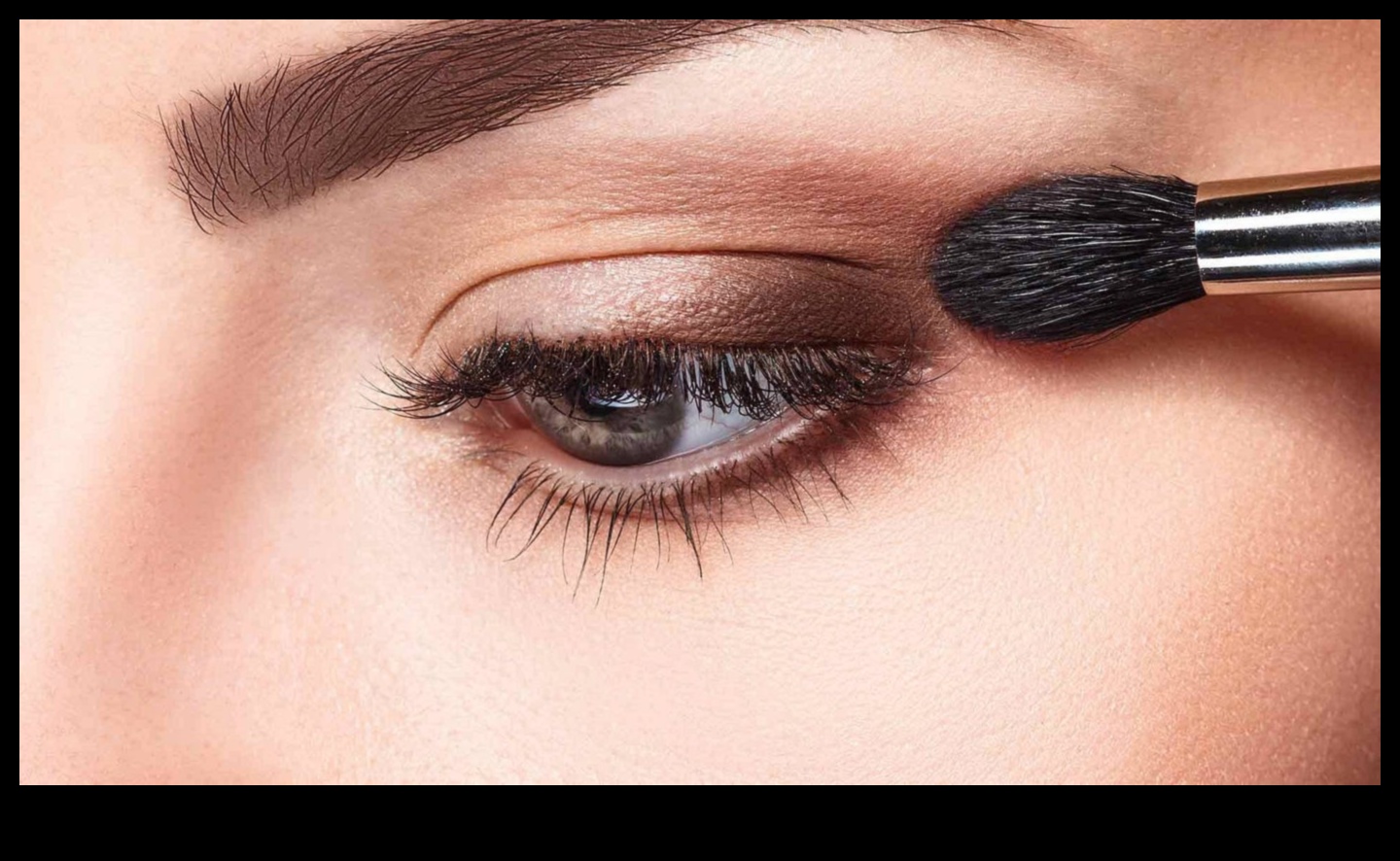 Nötrlerin Gücü: Eyeliner ile Yumuşak ve Doğal Bir Görünüm Elde Etmek